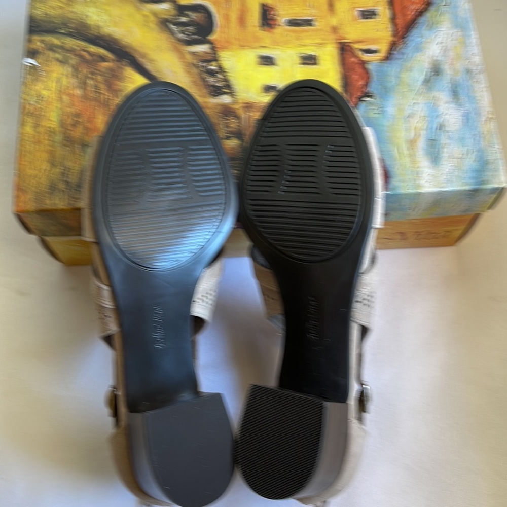 Bella Vita Women’s ILLIANA Almond Block Heel Sandals Size 8M. Brand New in box. - Picture 5 of 6